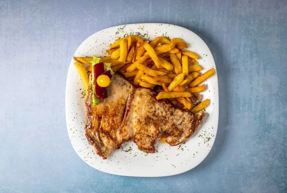 Lungić na žaru sa polama krumpira, ajvar