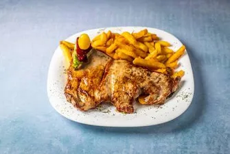 Lungić na žaru, pommes frites, salata, ajvar