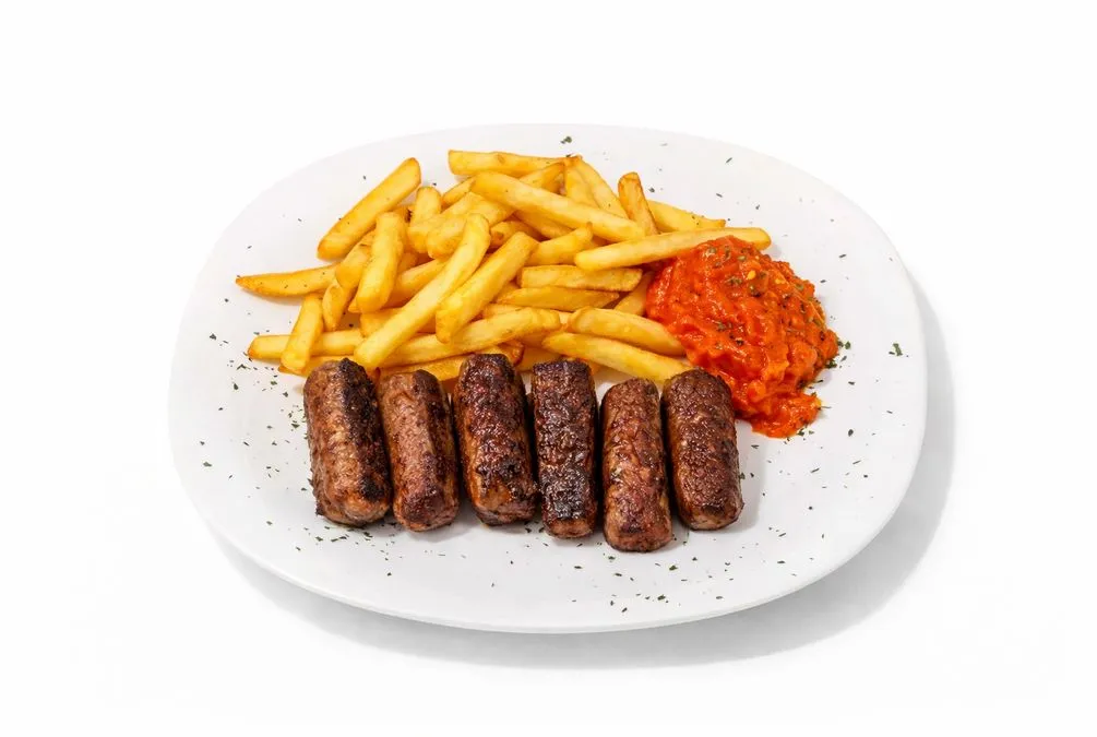Ćevapi s pommes fritesom i ajvar