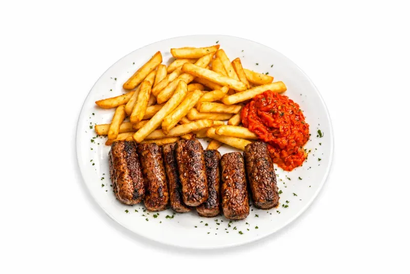 Juneći ćevapi s pommes fritesom i ajvar