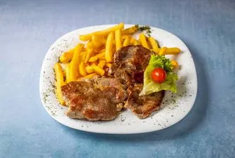 Kotleti na žaru (svinjetina) riža i ajvar
