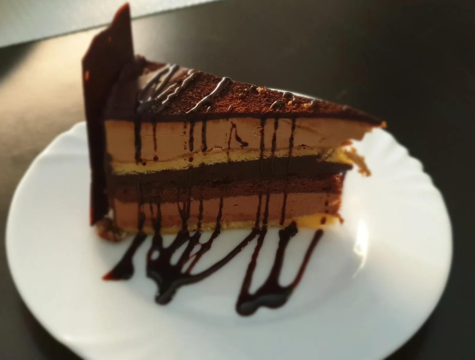Kriška čokoladne torte prelivena čokoladom