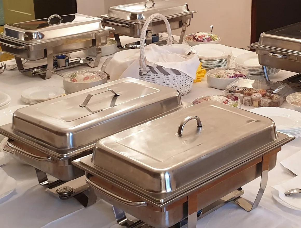 Catering stol s posudama za podgrijavanje, tanjurima i salatama