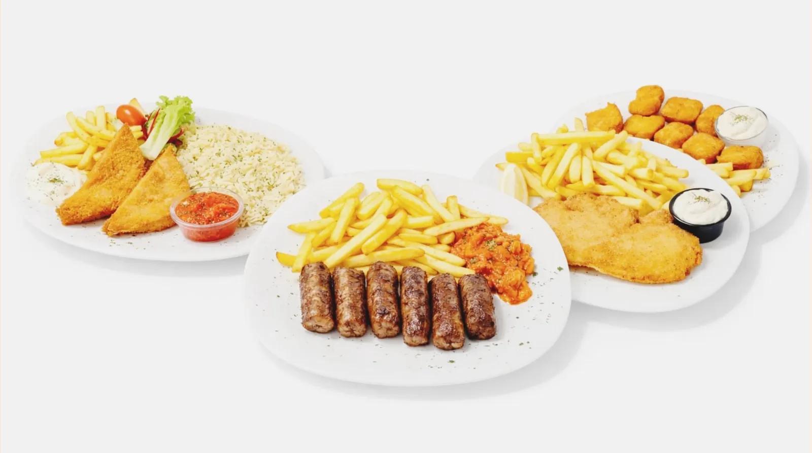 Tri tanjura s pomfritom: ćevapi, pohani odrezak s tartarom i pohani komadi s rižom i salatom