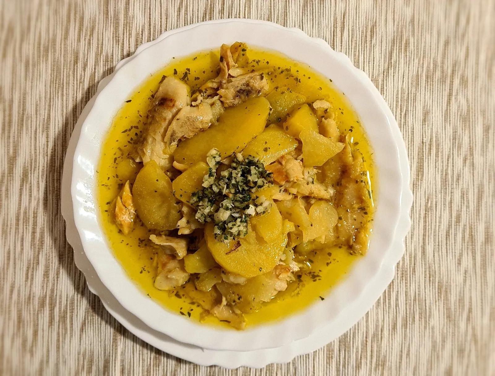 Riba s kuhanim krumpirom u maslinovu ulju, češnjaku i peršinu